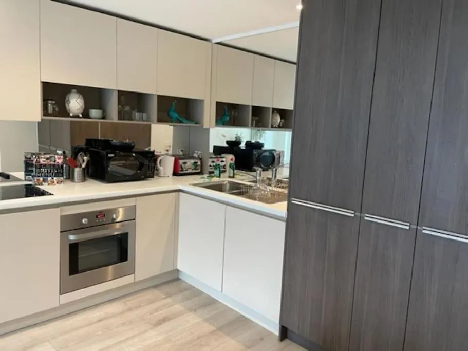 2Bed 2Bath -Pool, Balcony, Gym Lift Apartment London 0*,
