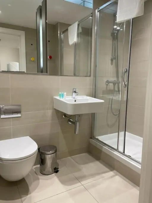 2Bed 2Bath -Pool, Balcony, Gym Lift Apartment London United Kingdom