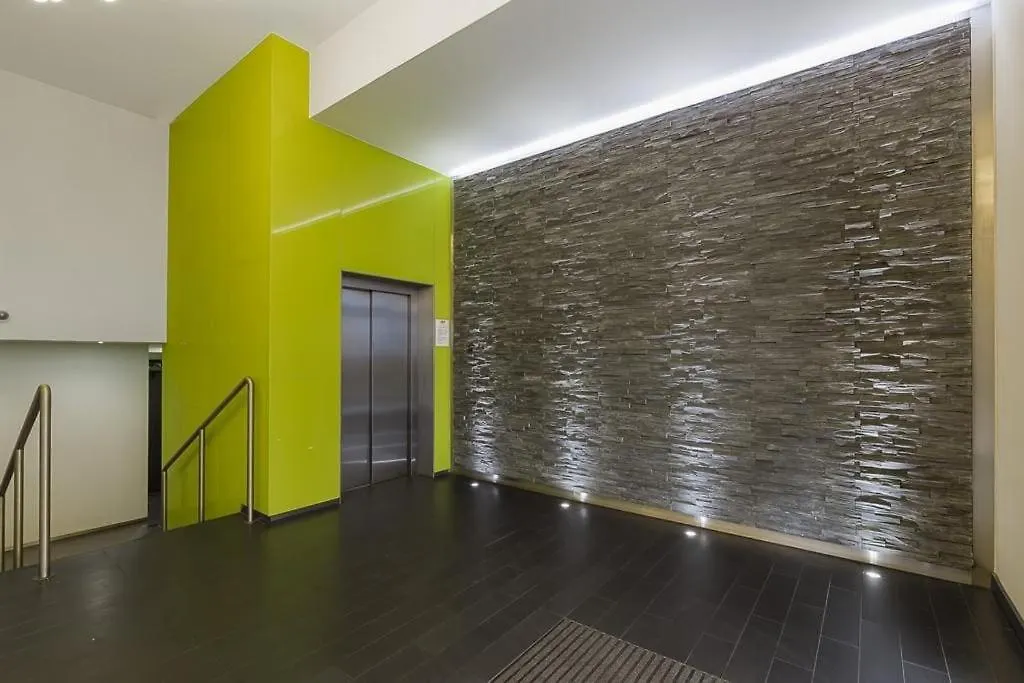 2Bed 2Bath -Pool, Balcony, Gym Lift Apartment London