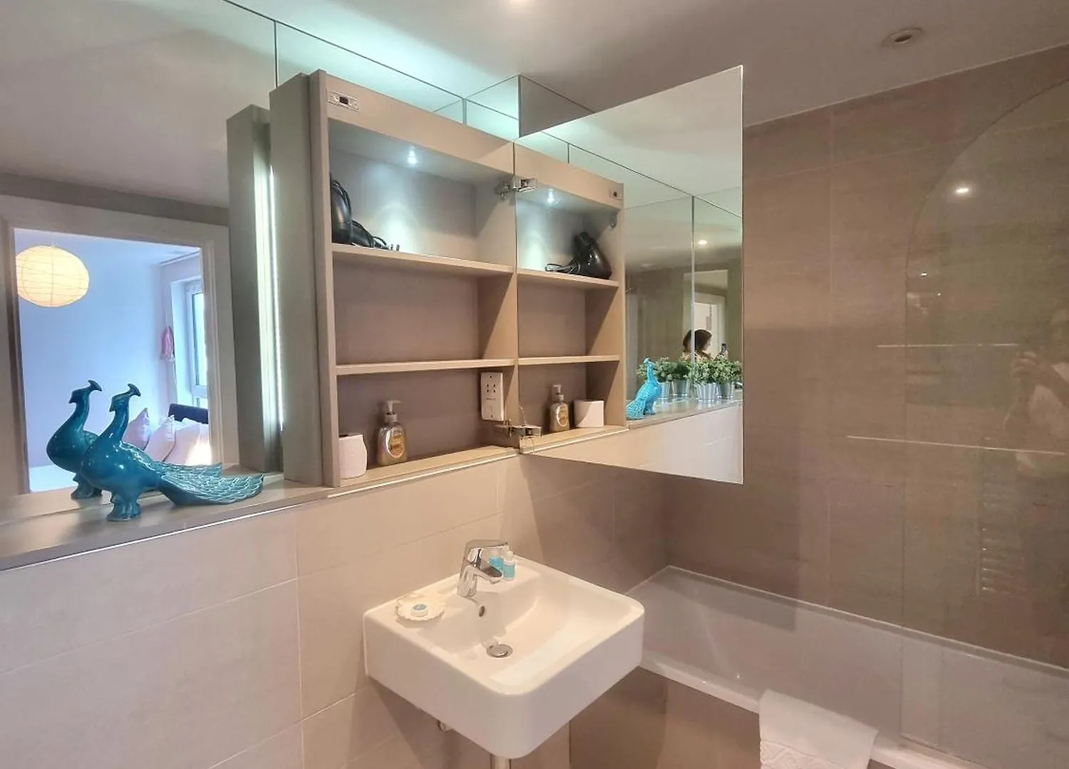 2Bed 2Bath -Pool, Balcony, Gym Lift Apartment London United Kingdom