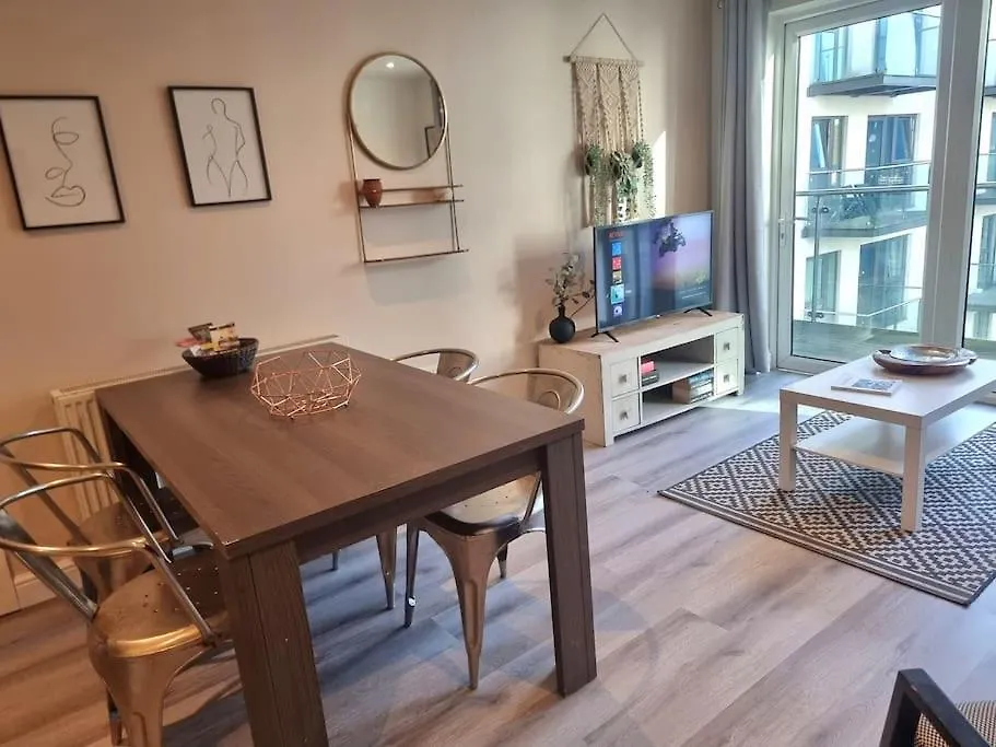 2Bed 2Bath -Pool, Balcony, Gym Lift Apartment London United Kingdom
