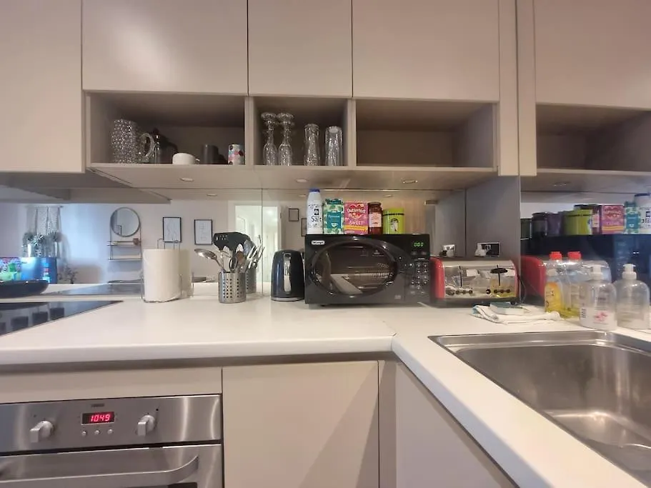 2Bed 2Bath -Pool, Balcony, Gym Lift Apartment London