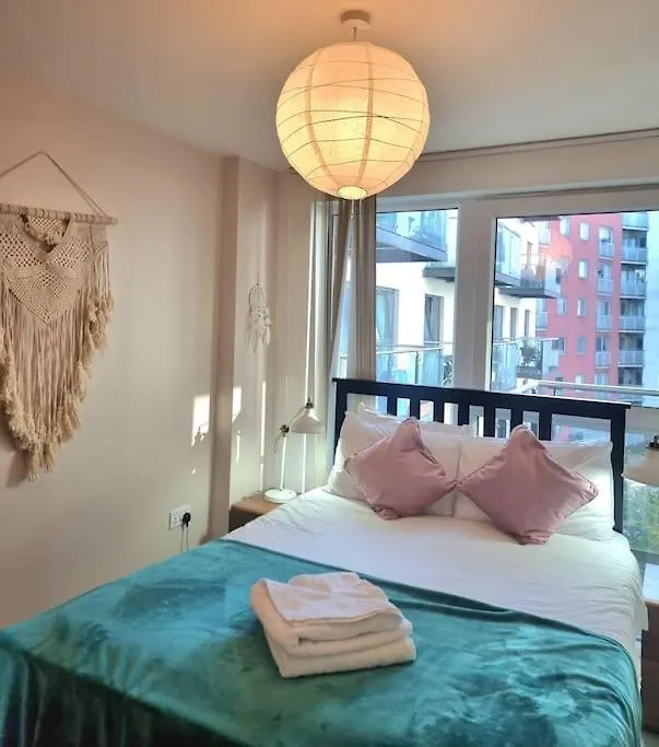 2Bed 2Bath -Pool, Balcony, Gym Lift Apartment London United Kingdom
