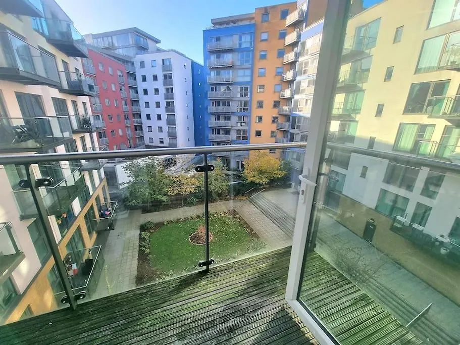 2Bed 2Bath -Pool, Balcony, Gym Lift Apartment London