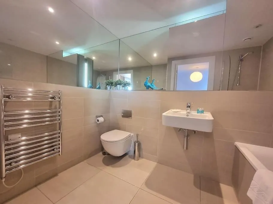 2Bed 2Bath -Pool, Balcony, Gym Lift Apartment London