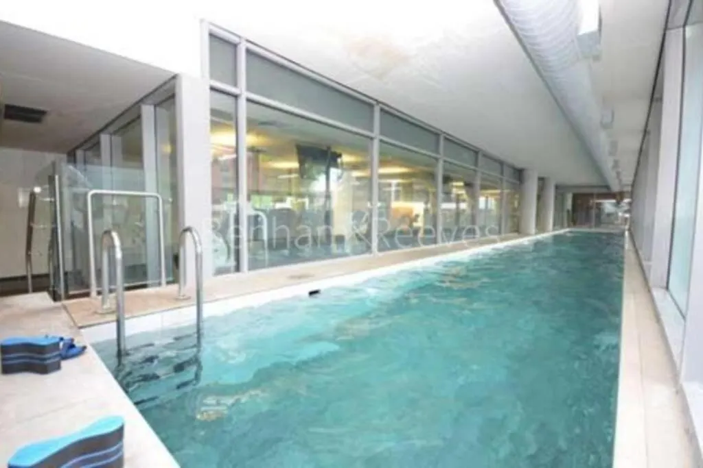 2Bed 2Bath -Pool, Balcony, Gym Lift Apartment London
