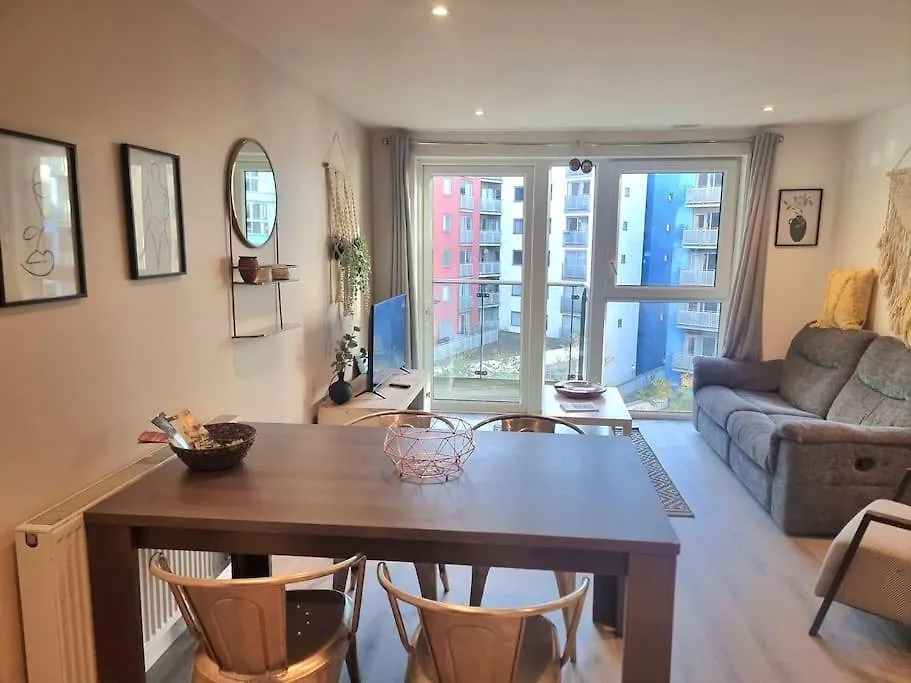 2Bed 2Bath -Pool, Balcony, Gym Lift Apartment London United Kingdom
