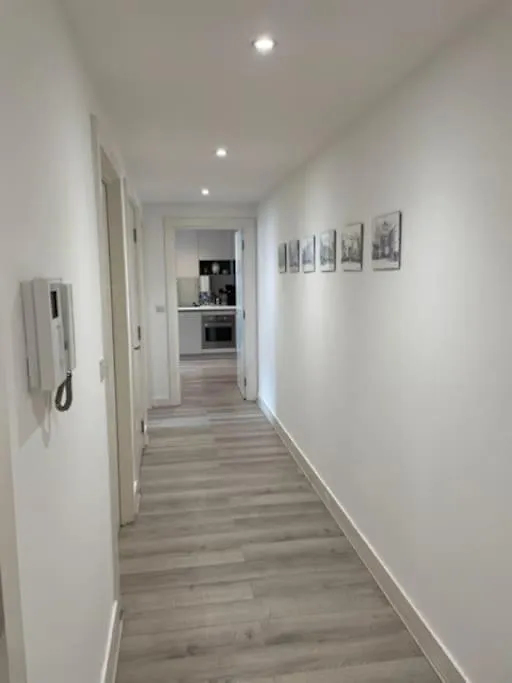 2Bed 2Bath -Pool, Balcony, Gym Lift Apartment London