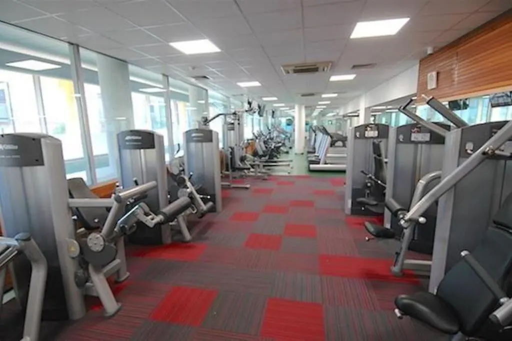 2Bed 2Bath -Pool, Balcony, Gym Lift Apartment London