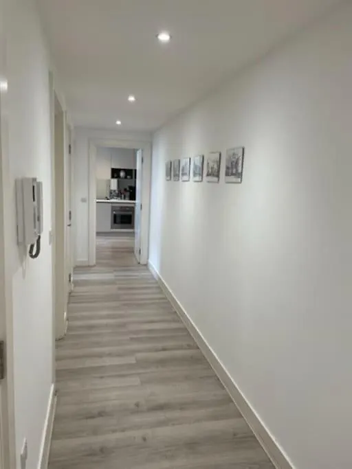 2Bed 2Bath -Pool, Balcony, Gym Lift Apartment London