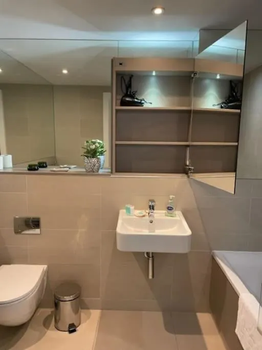 2Bed 2Bath -Pool, Balcony, Gym Lift Apartment London