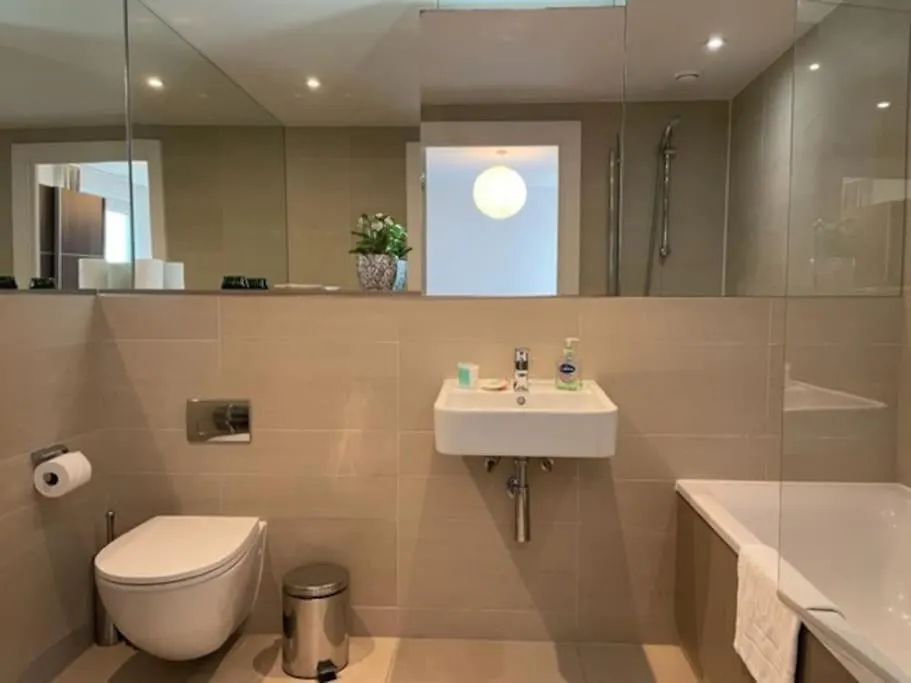 2Bed 2Bath -Pool, Balcony, Gym Lift Apartment London
