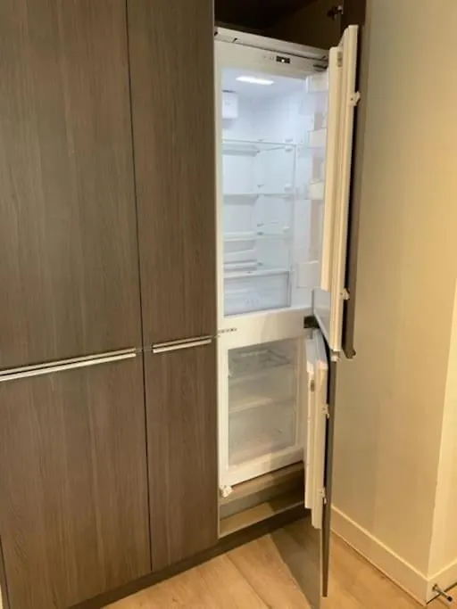 2Bed 2Bath -Pool, Balcony, Gym Lift Apartment London
