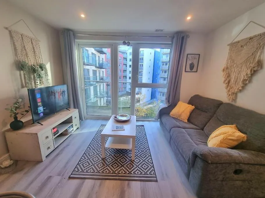 2Bed 2Bath -Pool, Balcony, Gym Lift Apartment London United Kingdom