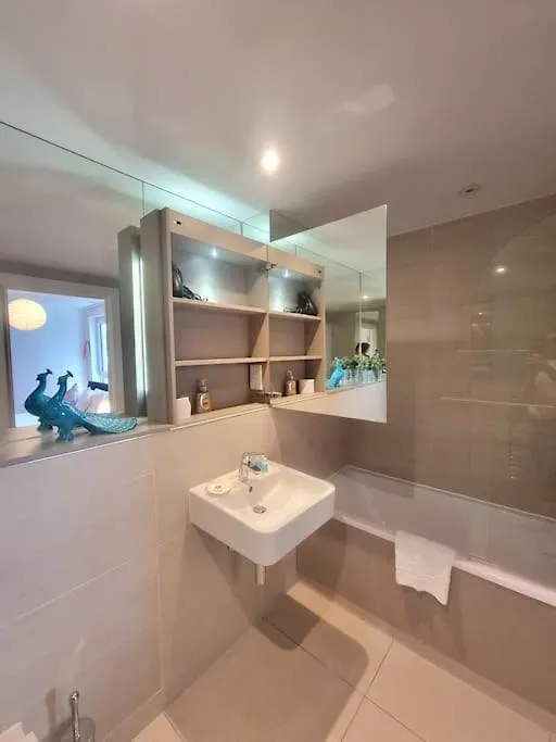 2Bed 2Bath -Pool, Balcony, Gym Lift Apartment London