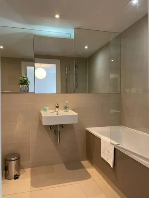2Bed 2Bath -Pool, Balcony, Gym Lift Apartment London 0*,  United Kingdom
