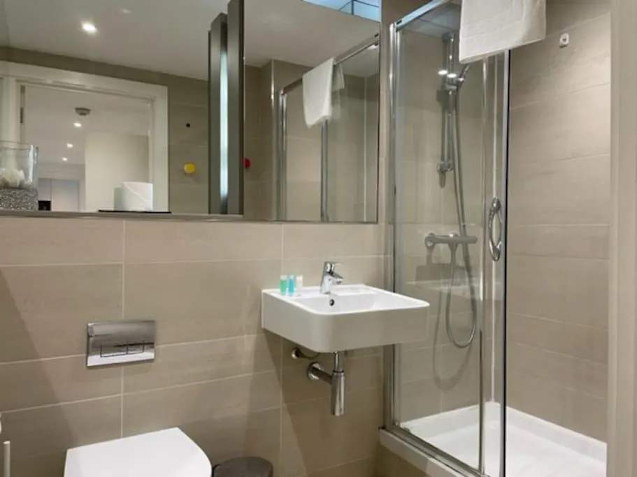 2Bed 2Bath -Pool, Balcony, Gym Lift Apartment London