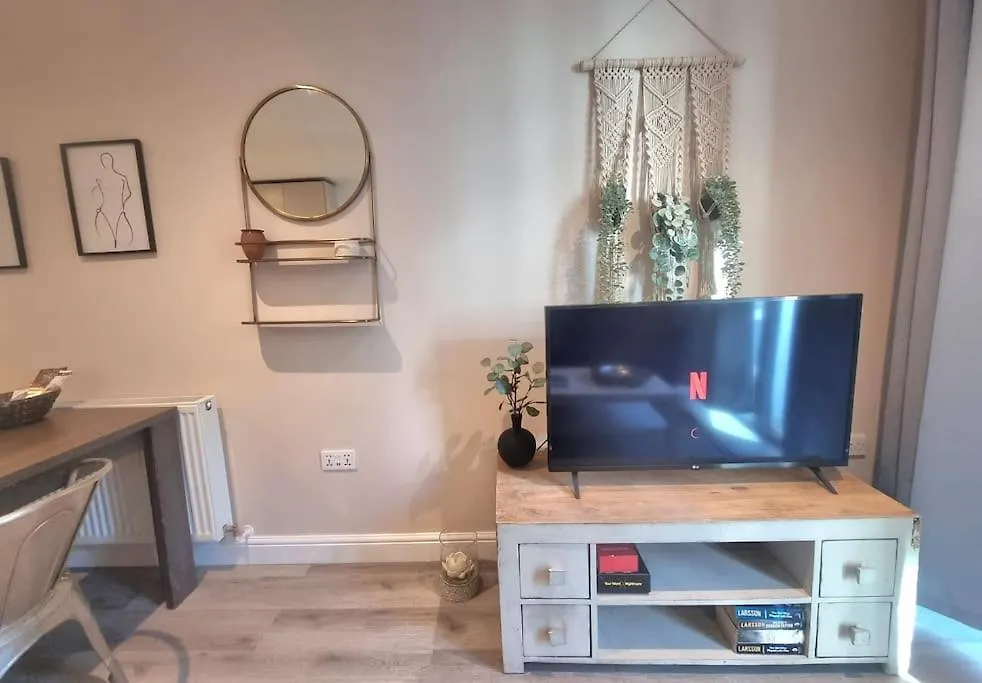 2Bed 2Bath -Pool, Balcony, Gym Lift Apartment London 0*,