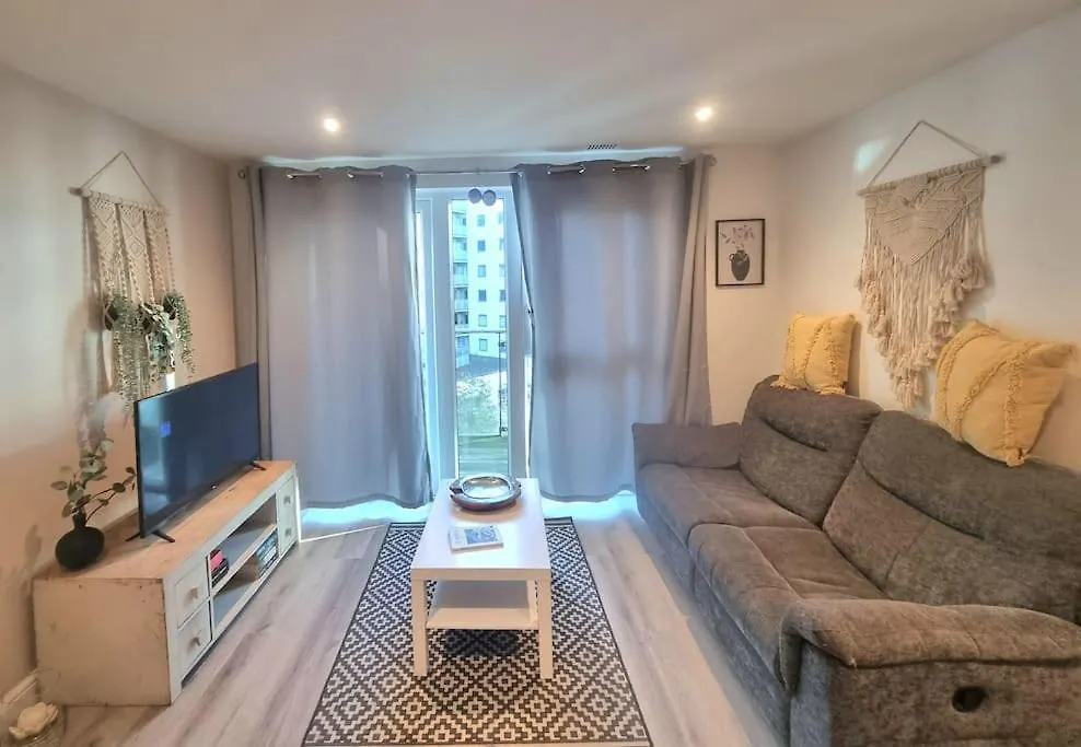 2Bed 2Bath -Pool, Balcony, Gym Lift Apartment London