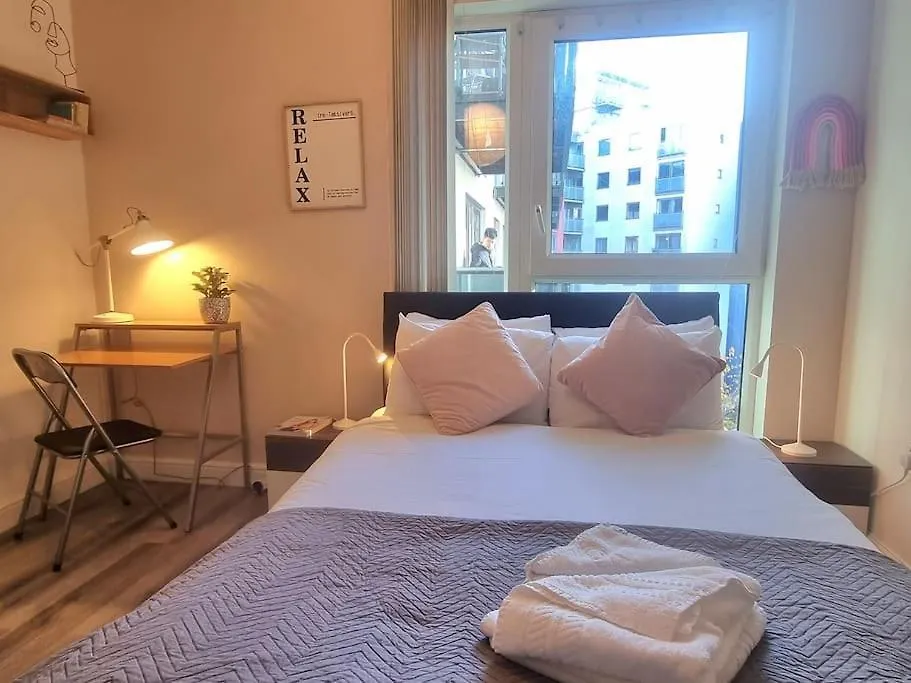 2Bed 2Bath -Pool, Balcony, Gym Lift Apartment London