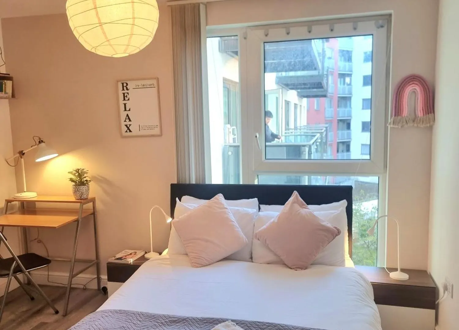 2Bed 2Bath -Pool, Balcony, Gym Lift Apartment London