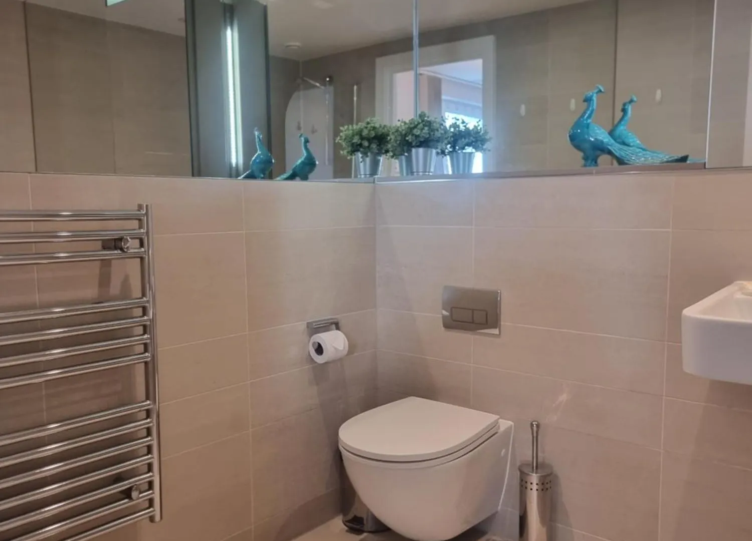 2Bed 2Bath -Pool, Balcony, Gym Lift Apartment London